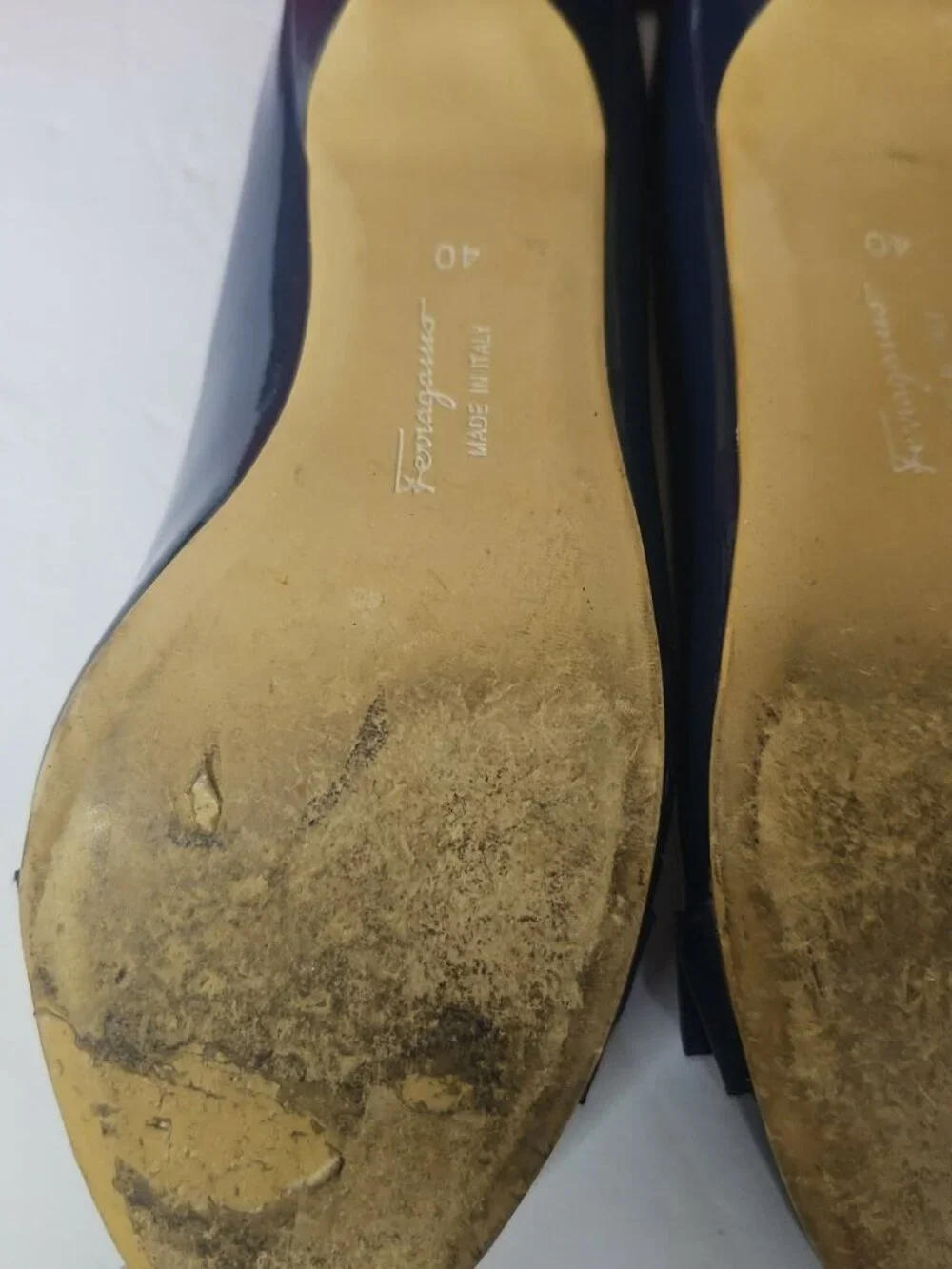 Salvatore Ferragamo Navy Patent Vara Bow Pumps Size 40 w/ Box